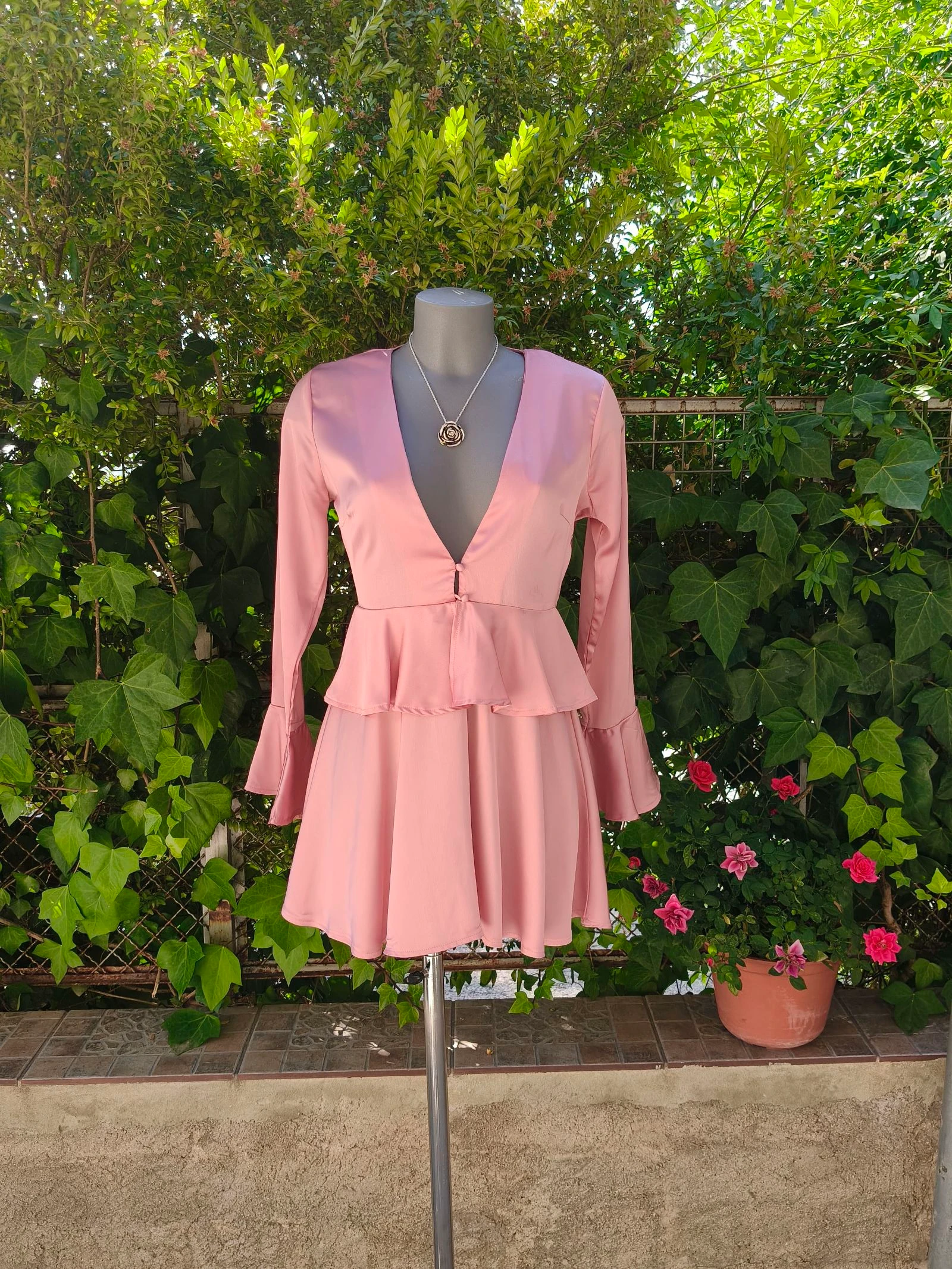Vestido corto rosa escote pronunciado Missguided 